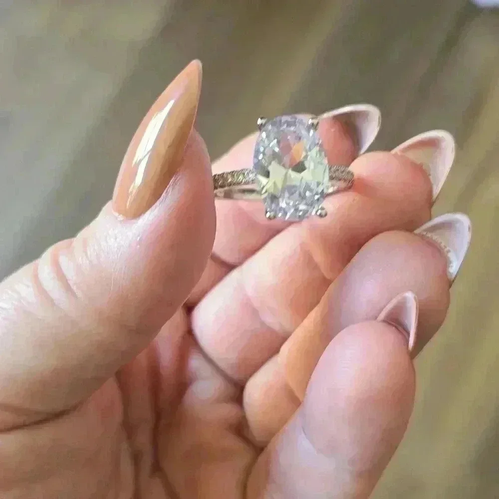 N/A stunning oval‑cut